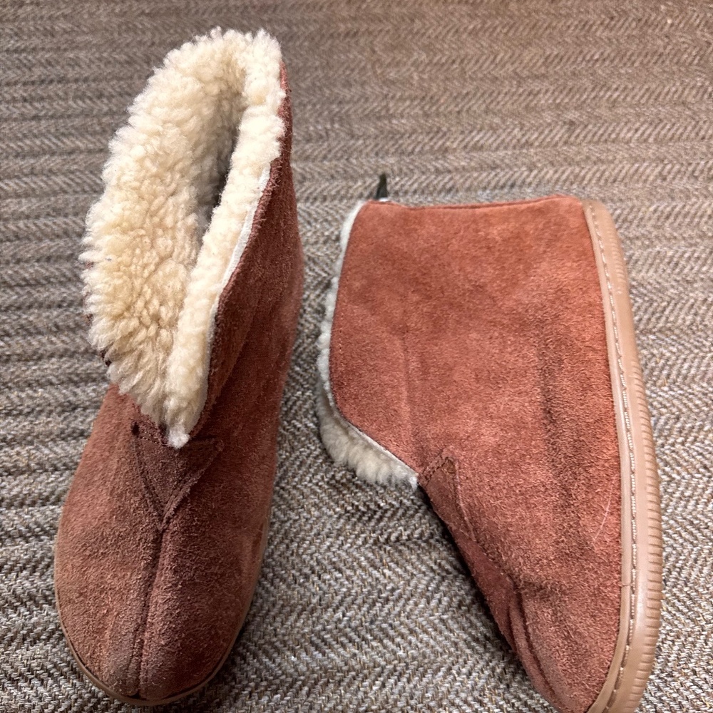 Cloud nine Australian fur lined slippers girls size 4